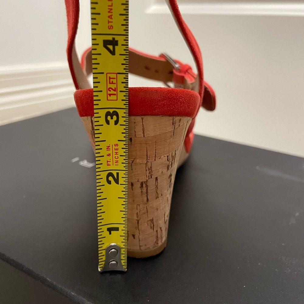 Tahari sandal wedges size 9M - Picture 4 of 4